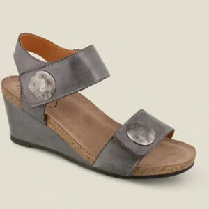 Taos Women’s Carousel 2 Grey Strappy Suede Wedge Sandals Women’s Size 9-9.5